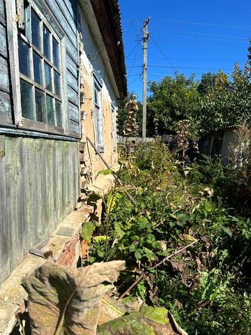 Половина будинку під ремонт з ділянкою 10 соток