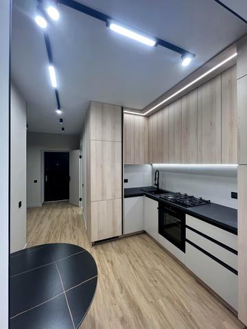 Молодіжна вул., 10