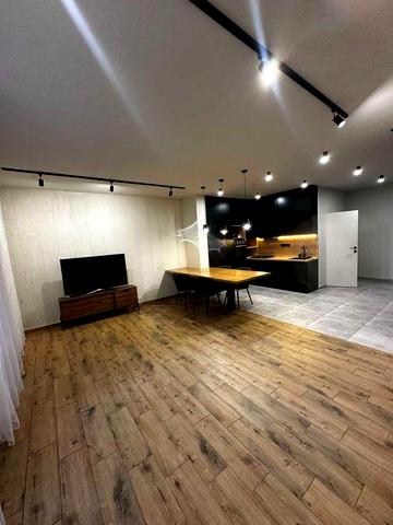 Продається сучасний котедж в м. Тячів