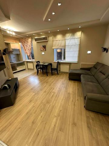 Інститутська вул., 18