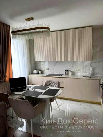 Героїв Крут вул., 10