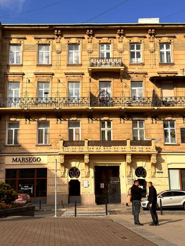 Генерала Петра Григоренка пл. (Перемоги), 4