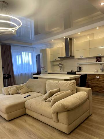 Яблунева вул., 8