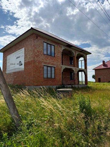 Продаж недобудованого будинку в Остриці