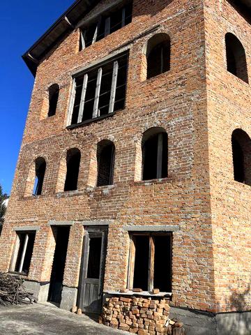 Продається цегляний 4 поверховий будинок від власника 830 м