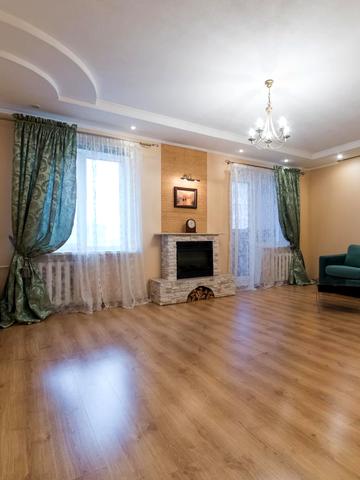 Анни Ахматової вул., 43