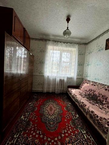 Продам  3 кімнатну квартиру в смт. Гребінки  в Центрі