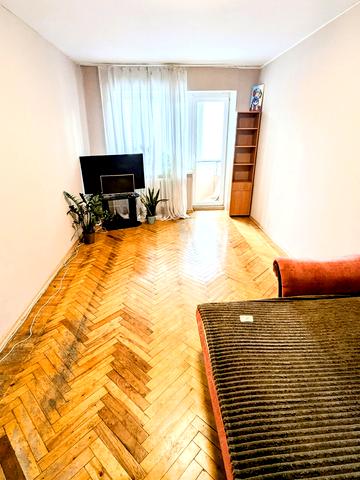 Познанська вул., 8