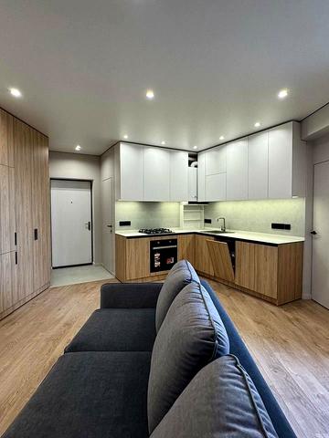 Студентська вул., 18