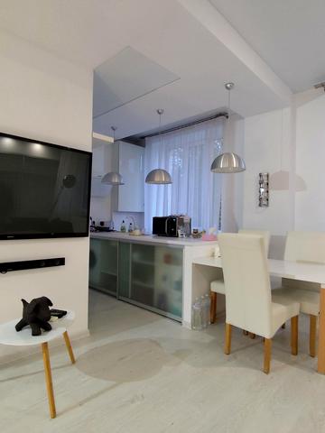 Дмитрівська вул., 19