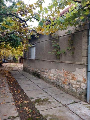 Будинок в курортній зоні з великою земельною ділянкою та комунікаціями