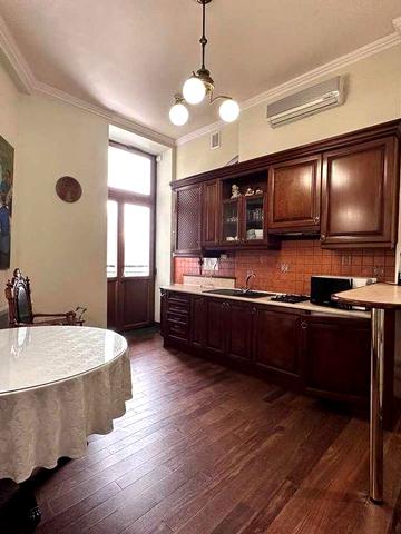 Оренда 3-кімнатної квартири з терасою в історичному центрі Львова