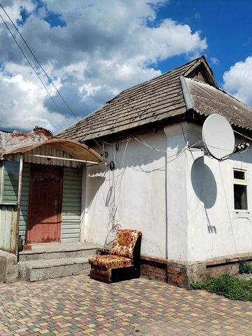 Дім з земельною ділянкою під забудову