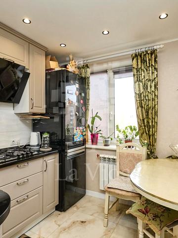 Євгена Коновальця вул. (Щорса), 37