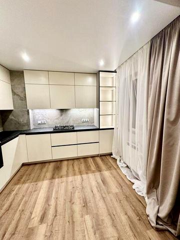 Продажа б/к 3к. з новим євроремонтом 74 кв.м. по вул. Мостицька,26