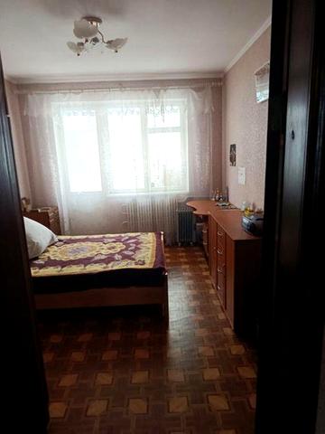 Продам 2-кімнатну квартиру з меблями та балконом, М-н 5, 5 поверх
