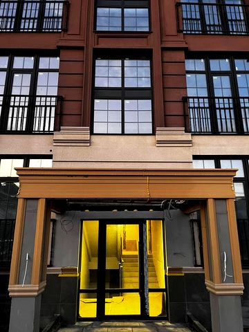 Василя Лесина вул., 1