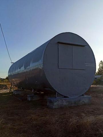 Житло в бочці, поруч ліс та озеро