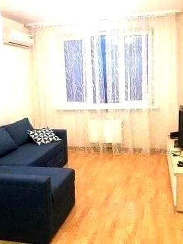 Двокімнатна роздільна. Феодосійська 3В. метро Деміївська 5 хв