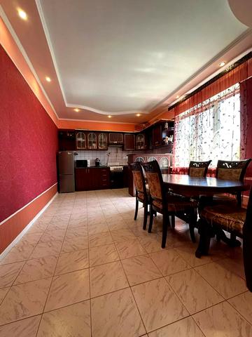 Металургів вул., 20