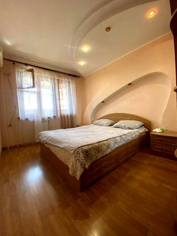 Продаж просторої трьохкімнатної квартири на Жадова( ближне)