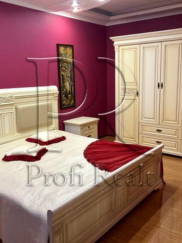 Анни Ахматової вул., 13-Д