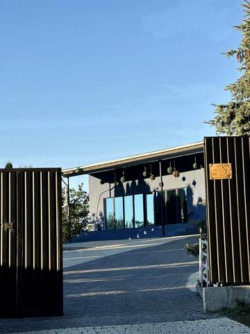 Будинок + гостьовий будинок + власний ставок,  загальна площа 2 га