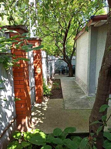 Центр, р-он Монастирської, 2-поверх. квартира з окремим двором.