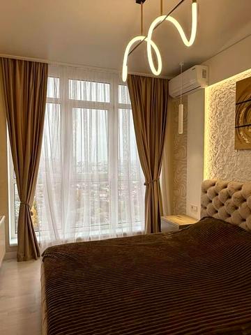 Академіка Філатова вул., 2/2