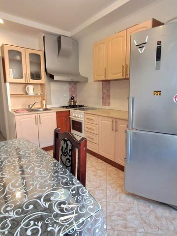 Академіка Сахарова вул., 40