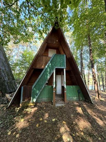 Будинок А-фрейм біля річки (перша лінія)