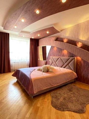 Академіка Ющенка вул., 6