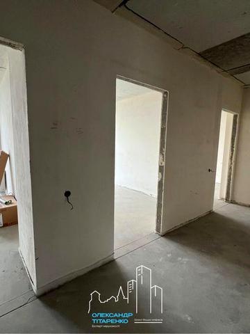 Простора квартира з покращеннями в зданому будинку!