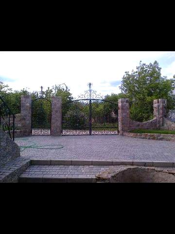 Двоповерховий будинок в с. Кінецьпіль.