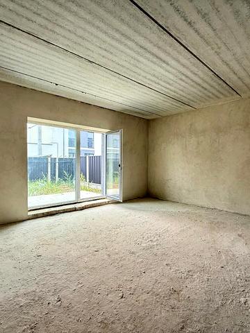 Місячна вул.