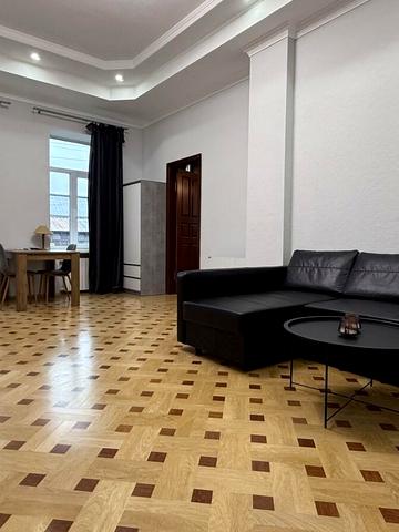 Бессарабська пл., 5