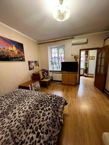 Базарна вул., 10