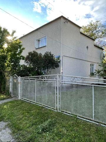 Продам будинок біля парку