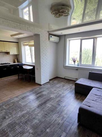 Героїв просп., 18