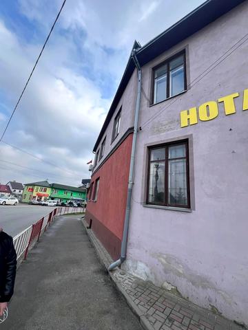 Богдана Хмельницького вул., 1