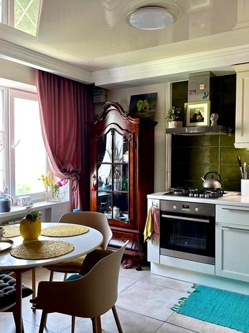 Менахем-Мендл Шнеєрсона вул. (Мініна), 5