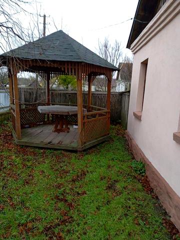 Продам будинок на краю села біля лісу та  зарибленого озера  де тиша .