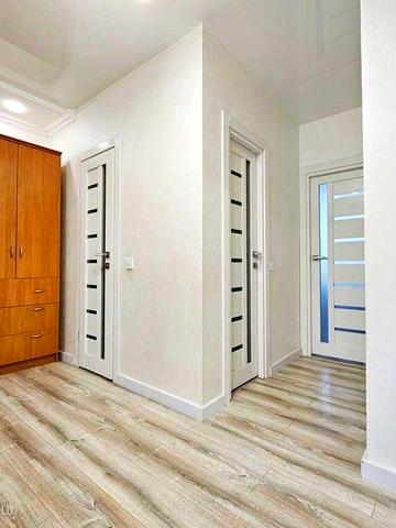 Продається житлова 3-кімнатна квартира на 2-поверсі біля парку...