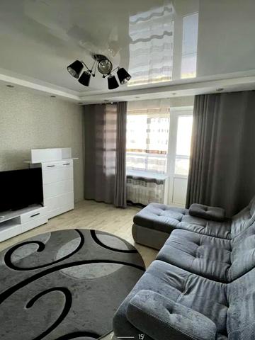 Листопадова вул., 22