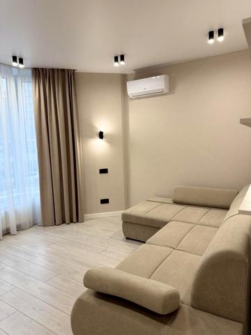 Молодіжна вул., 10