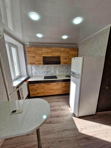 Студентська вул., 10