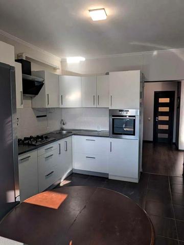 Василя Сухомлинського вул., 14