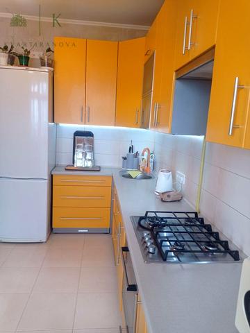 Каховська вул., 27