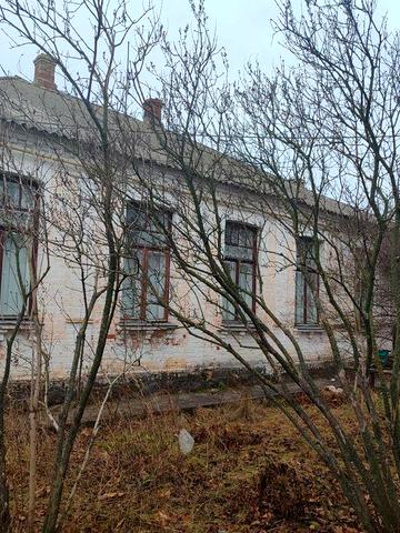 Лише обмін частини будинку на квартиру, продажу немає