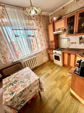 Продаж 2к квартири вул. Момота 40